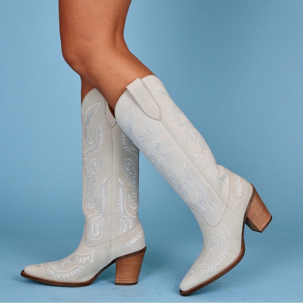 NWOB Dingo Evita White Leather Cowboy Boots